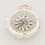 RELÓGIO, um (1) de algibeira (bolso), CÓPIA de relógio antigo, mostrador com algarismos arábicos, caixa em metal prateado, duas tampas com visor, medindo 46 mm diâmetro, mecanismo a corda, funcionando e sem garantia, vide foto.