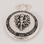 RELÓGIO, um (1) de algibeira (bolso), CÓPIA de relógio antigo, mostrador com algarismos romanos, com a inscrição IMPERIAL, caixa em metal prateado medindo 46 mm diâmetro, mecanismo a corda funcionando e sem garantia, duas tampas a da frente com detalhes em esmalte negro, a traseira em elementos vegetalistas e esmalte negro com visor central para ver o funcionamento da máquina, vide foto.