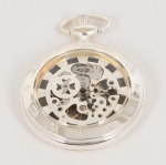 RELÓGIO, um (1) de algibeira (bolso), CÓPIA de relógio antigo,  algarismos romanos em cavo na própria tampa, caixa em metal prateado, duas tampas, ambas com visor, medindo 46 mm, funcionando e sem garantia, vide foto.