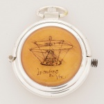 RELÓGIO, um (1) de algibeira (bolso), CÓPIA de relógio antigo, caixa em metal prateado com legenda LEONARDO DA VINCI, medindo 46 mm diâmetro, mecanismo a corda, não testado e sem garantia, vide foto.