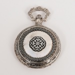 RELÓGIO, um (1) de algibeira (bolso), CÓPIA de relógio antigo, mostrador com algarismos romanos e a legenda WILLIAM SHAKESPEARE, caixa em metal prateado com duas tampas a da frente com flor estilizada a de traz com legenda em inglês, medindo 46 mm diâmetro, mecanismo a corda, funcionando e sem garantia, vide foto.
