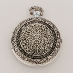 RELÓGIO, um (1) de algibeira (bolso), CÓPIA de relógio antigo, mostrador com algarismos romanos dando para ver o funcionamento da máquina, caixa em metal prateado com duas tampas relevadas em elementos vegetalistas e esmaltada, tampa traseira com visor para ver o funcionamento da máquina, medindo 50 mm diâmetro, mecanismo a corda, não testado e sem garantia, vide foto.