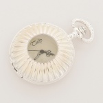 RELÓGIO, um (1) de algibeira (bolso), CÓPIA de relógio antigo, mostrador com algarismos arábicos e a legenda TULIP, caixa com duas tampas, a da frente canelada, a traseira com visor, medindo 46 mm diâmetro, mecanismo a corda, funciona e para em seguida, sem garantia, vide foto.