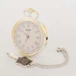 RELÓGIO, um (1) de algibeira (bolso), CÓPIA de relógio antigo, mostrador com algarismos romanos, raiado e com a legenda RETHYO, caixa em metal prateado, tampa traseira com visor, medindo 46 mm diâmetro, mecânico, possui chave para dar corda, não testado e sem garantia, vide foto.
