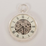 RELÓGIO, um (1) de algibeira (bolso), CÓPIA de relógio antigo, mostrador com algarismos romanos e visor, caixa em metal prateado, medindo 42 mm diâmetro, mecanismo a corda, funcionando e sem garantia, vide foto.