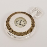 RELÓGIO, um (1) de algibeira (bolso), CÓPIA de relógio antigo, mostrador com algarismos arábicos, caixa em metal prateado com detalhes em dourado, duas tampas ambas com visor, medindo 46 mm diâmetro, mecanismo a corda, funciona e para em seguida, sem garantia, vide foto.