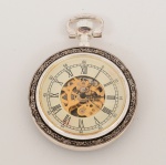 RELÓGIO, um (1) de algibeira (bolso), CÓPIA de relógio antigo, mostrador com algarismos romanos e visor, caixa em metal prateado com tampa traseira imitando couro de serpente, medindo 47 mm diâmetro, mecanismo a corda, funciona e para em seguida, sem garantia, vide foto.