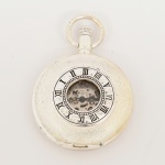 RELÓGIO, um (1) de algibeira (bolso), CÓPIA de relógio antigo, mostrador com algarismos romanos e vidor, caixa em metal prateado com tampa dupla com visor, medindo 46 mm, mecanismo a corda, parado, vide foto.