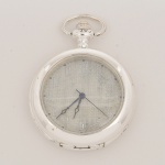 RELÓGIO, um (1) de algibeira (bolso), CÓPIA de relógio antigo, mostrador com algarismos arábicos, caixa em metal prateado, tampa dupla, ambas com visores, medindo 46 mm diâmetro, mecanismo a corda, funcionando e sem garantia, vide foto.