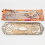 METAL PRATEADO, uma (1) bandeja para rocambole, ornamentação com baixo relevo em elementos vegetalistas, borda relevada em corda, conchas e elementos vegetalistas, acondicionada na caixa original da MP PRATA 99 (caixa no estado), medindo 33 x 14 cm, vide foto.