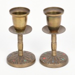 BRONZE, par (2) pequenos castiçais, base com ornamentação relevada em flor, pingos esmaltados, fuste cilíndrico com torneados, bobeche lisa, medindo 8,5 cm altura, vide foto.
