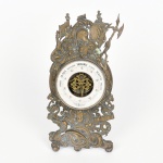BRONZE, um (1) antigo Barometro (Tempete Gr Pluie  Pluie ou Vent  Variable  B: Temps  Beau Fixe  Très Séc), marca CL, gabinete em bronze, ornamentação relevada em alegorias diversas, representando elmo, cornucópia, cabeça de leão, bandeira, mascarão, canhões, animal fantástico e elementos vegetalistas, medindo 29 cm altura, vide foto.