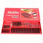 FAQUEIRO, conjunto com vinte e quatro (24) peças, confeccionadas em aço inox, cabo em polímero na tonalidade preta, marca TRAMONTINA, modelo MALIBU, sendo: 6 colheres, 6 garfos e 6 facas todos de serviço e 6 colheres de sobremesa, acondicionados na caixa original, sem uso, ideal para presente, vide foto.