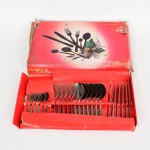 FAQUEIRO, conjunto com vinte e quatro (24) peças, confeccionadas em aço inox, marca WOLFF (tradição desde 1894), sendo: 6 colheres, 6 garfos e 6 facas todos de serviço e 6 colheres de café, acondicionados na caixa original (caixa no estado), não aparentam terem sido usados, vide foto.