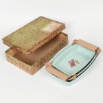 PORCELANA, conjunto com três (3) travessas refratárias, marca POZZANI (Jundiaí, SP, fundada em 1934 por Francisco Pozzani; em 2002 foi vendida para um grupo de investidores com 80% de capital nacional e 20% de capital italiano, ainda em funcionamento), tonalidade verde, vitrificada, ornamentação floral, tamanhos distintos 31,5 x 19 x 6 cm; 27 x 17 x 5 cm e 22,5 x 14 x 4 cm, acondicionadas na caixa original, vide foto.