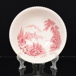 FAIANÇA INGLESA, uma (1) saladeira tipo bowl, marca  JOHNSON BROS Ltd. (fabrica de faiança fundada em Hanley, Stoke-on-Trent, Inglaterra, no ano de 1883, empresa de quatro irmãos: Alfred, Frederick, Henry e Robert filhos de Robert Johnson, netos da linhagem Meakin, em 1968 se juntou ao grupo Wedgwood, em 2003 transferiu a fabrica para a China), tonalidade magenta sobre fundo branco, série ou modelo CASTLE ON THE LAKE, ornada com paisagem lacustre com vista para o castelo e elementos vegetalistas, medindo 23,5 cm diâmetro e 7 cm altura, borda relevada em corda, vide foto.