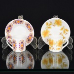 PORCELANA, duas (2) xícaras distintas para café, ornamentações florais policromadas, uma delas pintada a mão por atelier não identificado, ideais para coleção de cristaleira, vide foto.