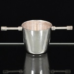 METAL PRATEADO, um (1) dosador de bebidas, sem marca de manufatura aparente, medindo 4,5 cm diâmetro mais as hastes, ideal para coleção de bar, vide foto.