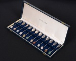 METAL PRATEADO, doze (12) colheres para café, cabo em torçaide, extremidades com pedras variadas: quartzo, ágata, citrino, etc., medindo 9 cm comprimento, acondicionadas na caixa e sem uso, ideais para presente, vide foto.