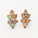 JOIA, par (2) antiquíssimos brincos confeccionados em PRATA, possivelmente século XVIII/XIX, com cravações em crisólitas e/ou minas novas, faltando uma pedra, medindo 3 cm, peso total aproximado 9,5 gr., vide foto.