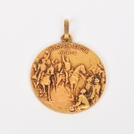 NUMISMÁTICA, uma (1) medalha dada em Homenagem do Artista  João Maciel Pereira, reaproveitada da medalha comemorativa ao Centenário da Independência, 1822 a 1922, a Dr. Huybers, gravador Huguenin (Bruxelas, Bélgica), medindo 30 mm mais olhal e argola, anverso: Armas da República, reverso: O Grito do Ipiranga (Independência ou Morte), confeccionada em metal dourado, peso 12,9 gr., muito bem conservada, vide foto.