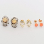 BIJUTERIA, três (3) pares de brincos distintos, confeccionados em metal dourado e prateado, imitações de pérolas, coral ou cornalina, pedras facetadas 8 x 8 incolores e translúcidas, vide foto.