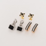 BIJUTERIA, três (3) pares de brincos distintos, confeccionados em metal dourado e prateado, cravações em pedras ou vidros com facetados variados, vide foto.