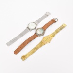 RELÓGIOS, três (3) distintos de pulso, todos movimento quartz, sendo: 1 da marca DONOT, caixa em metal, mostrador com algarismos arábicos, medindo 35 mm diâmetro, pulseira em couro ou símile no estado demanda substituição; 1 da marca CATINET, mostrador com algarismos arábicos, caixa e pulseira em aço, medindo 35 mm diâmetro; 1 da marca ORLENT, caixa e pulseira em metal dourado, medindo 30 mm diâmetro, todos usados, não testados e sem garantia, possivelmente demandam bateria, vide foto.