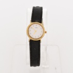 RELÓGIO, um (1) de pulso, marca CITIZEN (estabelecida em 1918 no Instituto de Pesquisa SHOKOSHA WATCH, no Japão; em 1924 produziu seu primeiro relógio de bolso; em 1930 virou CITIZEN WATCH Co.; em 1931 produziu seu primeiro relógio de pulso; em 1952 produziu o primeiro relógio de fabricação japonesa com calendário; em 1955 passou a exportar relógios de pulso; em 1993 lança o primeiro relógio controlado por rádio; em 1996 lança o primeiro relógio a energia solar; em 2007 virou CITIZEN HOLDINGS Co.; em 2011 lança o primeiro relógio sincronizado por satélite; em 2016 tornou a virar CITIZEN WATCH Co.), movimento quartz, mostrador com algarismos arábicos, caixa em metal dourado, medindo 25 mm diâmetro, pulseira em couro, usado, não testado e sem garantia, possivelmente demanda bateria, vide foto.