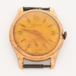 RELÓGIO, um (1) antigo de pulso, marca MONDAINE (Mondaine Watch Ltd., relojoaria fundada em 1944, por Hans Hilfiker, em Zurique, Suíça), mecanismo a corda com 17 rubis ou safiras, funciona e para em seguida, mostrador com algarismos arábicos, caixa em metal dourado, medindo 28 mm diâmetro, dial em polímero amarelado e riscado (demanda substituição), falta a pulseira, usado e sem garantia, vide foto.