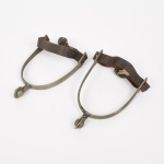 TRALHA PARA MONTARIA, par (2) estribos com esporas não dentadas, confeccionados em metal prateado, presilhas em couro, medindo 13,5 x 8,5 cm, (o termo tralhas para montaria é usado em vários rincões pelo Brasil afora, principalmente pelos colecionadores de apetrechos para montaria, não se trata de uma palavra desmerecedora do objeto, muito pelo contrário é uma tradição de linguajar que para muitos colecionadores é motivo de orgulho), vide foto.