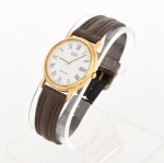 RELÓGIO, um (1) de pulso, marca CITIZEN (estabelecida em 1918 no Instituto de Pesquisa SHOKOSHA WATCH, no Japão; em 1924 produziu seu primeiro relógio de bolso; em 1930 virou CITIZEN WATCH Co.; em 1931 produziu seu primeiro relógio de pulso; em 1952 produziu o primeiro relógio de fabricação japonesa com calendário; em 1955 passou a exportar relógios de pulso; em 1993 lança o primeiro relógio controlado por rádio; em 1996 lança o primeiro relógio a energia solar; em 2007 virou CITIZEN HOLDINGS Co.; em 2011 lança o primeiro relógio sincronizado por satélite; em 2016 tornou a virar CITIZEN WATCH Co.), movimento quartz, mostrador com algarismos romanos, possui calendário, caixa em metal dourado, medindo 34 mm diâmetro, pulseira em couro, usado, não testado e sem garantia, possivelmente demanda bateria, vide foto.