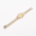 RELÓGIO, um (1) de pulso CÓPIA marcado ROLEX (fundada em 1905 em Londres, Inglaterra, pelo alemão Hans Wilsdorf, inicial mente com o nome Wilsdorf & Davis; em 1908 registrou a marca Rolex em diversos países; em 1910 enviou seu primeiro movimento para a Escola de Horlogeria Suíça e lhe foi concedido a primeira classificação de cronômetro para relógio de pulso; após a Primeira Guerra deixou a Inglaterra e foi residir na Suíça devido a um imposto de 33% para importação o que inviabilizou o recebimento dos movimentos dos seus relógios que eram produzidos na Suíça; em 1926 criou o Rolex Oyster; em 1931 criou o Rolex Perpetual que na época era anunciado em uma vitrine dentro de um aquário; em 1960 Wilsdorf faleceu como cidadão Britânico apesar de viver a quarenta anos na Suíça), quartz, caixa e pulseira em com detalhes em dourado, medindo 31 x 31 mm, usado, não testado e sem garantia, possivelmente demanda bateria, vide foto.