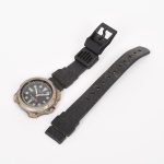 RELÓGIO, um (1) de pulso, marca CASIO (Casio Computer Company Ltda (Kashio Keisanki Kabushiki Gaisha), fundada em 1946 pelo engenheiro Tadao Kashio, em Shibuya, Tóquio, Japão, atualmente conhecida mundialmente pelos seus produtos eletrônicos, mas curiosamente seu primeiro produto foi o cachimbo Yubiwa, que permitia encaixar um cigarro aceso; em 1949 com o lucro do cachimbo passou a investir e desenvolver calculadoras; em 1957 passou a ter o nome atual), quartz, possui calendário, modelo 317, pulseira em silicone, falta um pino de fixação, caixa em metal faltando parte da borda, medindo 35 mm diâmetro, usado, não testado e sem garantia, possivelmente demanda bateria, vide foto.