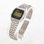RELÓGIO, um (1) de pulso, marca CASIO (Casio Computer Company Ltda (Kashio Keisanki Kabushiki Gaisha), fundada em 1946 pelo engenheiro Tadao Kashio, em Shibuya, Tóquio, Japão, atualmente conhecida mundialmente pelos seus produtos eletrônicos, mas curiosamente seu primeiro produto foi o cachimbo Yubiwa, que permitia encaixar um cigarro aceso; em 1949 com o lucro do cachimbo passou a investir e desenvolver calculadoras; em 1957 passou a ter o nome atual), quartz, alarme, cronógrafo, caixa e pulseira em aço, medindo 32 x 32 mm, usado, não testado e sem garantia, possivelmente demanda bateria, vide foto.