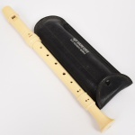 INSTRUMENTO MUSICAL, uma (1) flauta da marca YAMAHA, modelo ALTO RECORDER GERMAN, confeccionada em polímero em três partes, medindo 46 cm comprimento, acondicionada na capa original, vide foto.