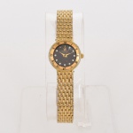 RELÓGIO, um (1) de pulso CÓPIA marcado ROLEX (fundada em 1905 em Londres, Inglaterra, pelo alemão Hans Wilsdorf, inicial mente com o nome Wilsdorf & Davis; em 1908 registrou a marca Rolex em diversos países; em 1910 enviou seu primeiro movimento para a Escola de Horlogeria Suíça e lhe foi concedido a primeira classificação de cronômetro para relógio de pulso; após a Primeira Guerra deixou a Inglaterra e foi residir na Suíça devido a um imposto de 33% para importação o que inviabilizou o recebimento dos movimentos dos seus relógios que eram produzidos na Suíça; em 1926 criou o Rolex Oyster; em 1931 criou o Rolex Perpetual que na época era anunciado em uma vitrine dentro de um aquário; em 1960 Wilsdorf faleceu como cidadão Britânico apesar de viver a quarenta anos na Suíça), quartz, mostrador negro, algarismos romanos, caixa e pulseira em metal dourado, medindo 24 mm diâmetro, usado, não testado e sem garantia, possivelmente demanda bateria, vide foto.