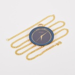 RELÓGIO, um (1) pingente, marca MONDAINE (Mondaine Watch Ltd., relojoaria fundada em 1944, por Hans Hilfiker, em Zurique, Suíça), dial em cristal de safira, movimento quartz, caixa e cordão em metal dourado, medindo 40 mm diâmetro, apliques de pedras facetadas 8 x 8, cordão com fecho do tipo boia, medindo 68 cm comprimento, usado, não testado e sem garantia, possivelmente demanda bateria, vide foto.
