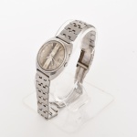 RELÓGIO, um (1) de pulso, marca ORIENT (Orient Watch Company, fundada em 1950, mas sua origem remonta a 1901 quando Shogara Yoshida, abriu a Yoshida Watch Shop em Ueno, Taito, Tóquio, Japão, inicialmente vendendo relógios de bolso importados; em 1912 começou a produzir caixas de relógios; em 1920 começou a fabricar relógios planejados com a Toyo Tokei Manufacturing; em 1934 começou a produzir relógios de pulso; em 1949 a fabrica fechou devido a crise causada com a Segunda Grande Guerra; em 1950 a empresa de Yoshida renasceu como Tama Keiki Company; em 1951 mudou o nome para Orient Watch Company; em 2009 tornou-se subsidiária integral da Seiko Epson, ainda em funcionamento), mecanismo com 21 rubis ou safiras, automático, possui calendário, dial riscado, caixa e pulseira em aço (pulseira no estado), medindo 35 mm diâmetro, usado, funcionando e sem garantia, vide foto.