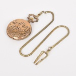RELÓGIO, um (1) de algibeira (bolso), marca CONDOR, movimento quartz, mostrador com algarismos arábicos, caixa em metal dourado, relevada em elementos vegetalistas e cavalos, acompanha châtelaine, medindo 47 mm diâmetro, usado, não testado e sem garantia, possivelmente demanda bateria, vide foto.