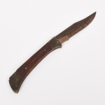 CUTELARIA PAQUISTANESA, um (1) canivete com trava, lâmina em aço com sinais de oxidação, marca de origem em cavo, empunhadura em bronze com apliques em madeira, medindo fechado 10 cm comprimento, vide foto.