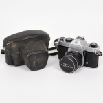 FOTOGRAFIA, uma (1) antiga câmera fotográfica, marca ASAHI  PENTAX, modelo SPOTMATIC, numerada 5065723, Japan, capa em couro, usada, não testada e sem garantia, vide foto.