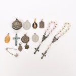 ARTE SACRA, doze (12) itens, dentre: medalhas, dezenas, caixa porta terço e cruz, confeccionados em materiais variados, vide foto.