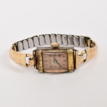 RELÓGIO, um (1) antigo de pulso, marca CLASSIC, a corda, mecanismo com 15 rubis ou safiras, mostrador com algarismos arábicos, caixa e pulseira elástica em metal dourado, dial dito curvex, usado, funcionando e sem garantia, vide foto.