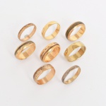 BIJUTERIAS, oito (8) alianças de modelos variados, confeccionadas em metal dourado, tamanhos diversos do 13 ao 14, vide foto.