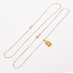 BIJUTERIA, três (3) itens confeccionados em metal dourado: 2 gargantilhas e 1 pingente, fechos do tipo boia, pingente com cabochão em polímero, gargantilhas medindo em média 39 cm comprimento, vide foto.
