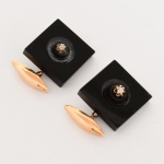 JOIA, par (2) abotoaduras confeccionadas em ônix negro ou símile com monture em OURO, cravação em diamont rose, peso estimado somente do ouro 2 gr., peso total 10,3 gr., vide foto.