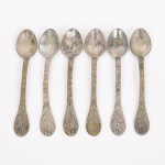 TALHERES, seis (6) colheres para café, confeccionadas em metal prateado, ornamentação relevada em folhas e grãos de café, sem marca de manufatura aparente, medindo 12,5 cm comprimento, vide foto.