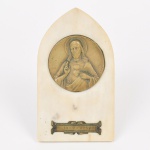 BRONZE SACRO, uma (1) antiga medalha representando o Sagrado Coração de Jesus, assinada E. DROPSY (Jean-Baptiste Emile Dropsy, França, 1848 a 1923; gravador e escultor; teve aulas de gravação com Lemoine e de modelagem com Ferdinand Levillain; em 1900 ganhou terceiro lugar no Salão de Paris), fixada sobre placa em mármore, placa inferior com datação de 10-2-925, verso com haste expositora, medindo aproximadamente 13,5 x 8 cm, vide foto.