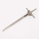 CUTELARIA ESPANHOLA, um (1) abridor de correspondências (cartas), formato de espada, confeccionado em metal prateado, detalhes em esmalte, medindo 16,5 cm comprimento, vide foto.